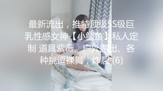 黑丝情趣软妹子全程露脸直播，道具就要玩大的，AV棒摩擦阴蒂水很多，骚逼特写浪叫淫语不断，炮击抽插刺激