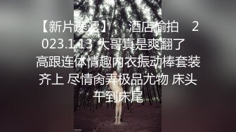 发骚小仙女奶子比心撅着屁股给狼友看，淫水多多特写展示