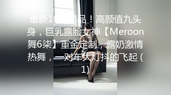 偷拍美女裙底风光极品靓女和大哥逛街翘臀夹着骚窄内越走越紧小吃街抄底包臀裙小姐姐粉内弯腰侧面露毛了