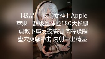 小虎牙清纯甜美学生萌妹，撩起衣服揉捏贫乳，掰开粉嫩小穴道具插入