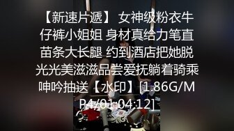  萝莉小姐姐，深夜，18岁少女和大叔户外车震，蜜桃臀后入冲击感真强