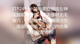 【极品稀缺 破解摄像头】JK风小姐姐更衣间拿手机自拍 多角度偷拍