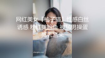 就抠个小穴就骚成这样了