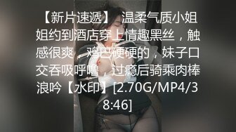 粉嫩的少女露脸大秀直播，听狼友指挥脱光光在床上诱惑狼友，撅着屁股掰开骚逼给狼友看，互动狼友撩骚不断