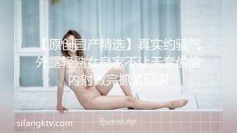 《魔手外购秘极品CP》厕拍达人潜伏女厕独占坑位隔板缝逼脸同框现场实拍多位小姐姐方便，极品肉丝美腿高颜美女擦逼的动作都好看 (1)