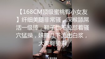 _调教反差小骚货让我用脚玩弄她，结果被操疼了，乖乖跪在床上翘起小屁屁迎接大肉棒进入，小白袜超级反差