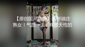 俩小母狗翘著蜜桃臀等待大J8的进入，场面疯狂呻吟声不断