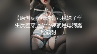 街头霸凌 小美女大街上被一群男女混混扒光衣服用手机拍逼 还嘲笑她逼里面白带好多