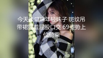 餐厅女厕偷窥连体衣美女是怎么尿尿的 没看过的都进来了解下