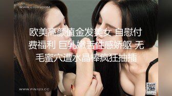 悍妇当街暴打偷手机无内女贼,众人围观看逼逼