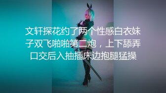 灯光昏暗，同事口的很卖力