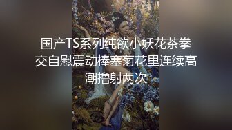 轻熟女好姐妹全程露脸一起跟狼友互动发骚，揉奶自己吃逼逼特写展示，让大姐姐手指