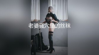 小美女已经受不了了 倚着桌角在干什么呢