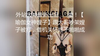 王先生广场散步勾搭美少妇,聊了一段时间顺利约到酒店偷情