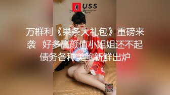  酒吧少妇激情4P，露脸颜值不错伺候三个大哥，交大鸡巴，让三个大哥在床上玩弄