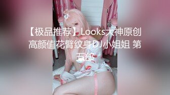 草莓 带着女友闺蜜出来度假 露天泳池里差点干起来