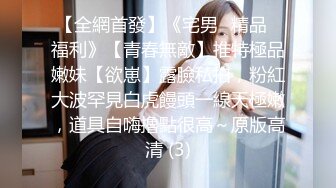 无情哈了少约了个牛仔短裙妹子，沙发上操撩起裙子摸逼，翘起屁股后入抬起双腿抽插猛操