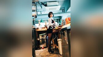 【新片速遞】  小吃店女厕全景偷拍喝多了的少妇撅着屁股尿刚好看到她的大肥鲍