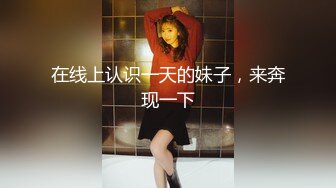 办公楼女厕玩斗地主时髦小美女 头顶爱心发型和肥胀肉穴真心诱人