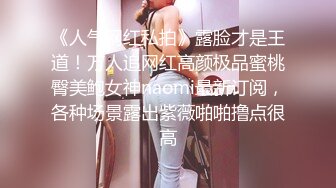 酒店身材一流的漂亮长发美女单挑2猛男,干的正起劲享受兴奋.