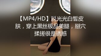   年轻学姐客厅深喉大屌，蹲下卖力，展现完美技