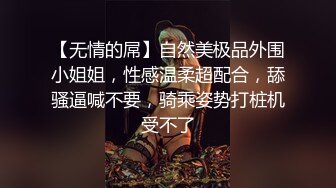 把已婚女同事叫到家里一起洗个澡~漂亮的大白奶子~看着我的大鸡巴，忍不住过来就给我舔~真的好爽啊！