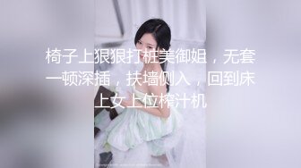 两个轻熟女群战四位小哥，全程露脸黑丝情趣装诱惑舔弄大鸡巴，被4个小哥轮番爆草抽插，口爆吞精场面淫乱