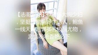 蓝裙大白腚的妹子后撅腚少毛清晰阴户逼上还挂着白带 (1)