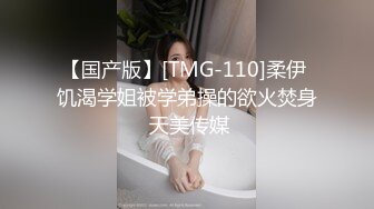 饥渴小少妇美容院勾引按摩小哥，被小哥揉着奶子抠着逼，各种体位激情爆草舔着奶头真刺激