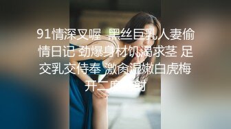 YM漫展抄底,两个穿公主裙小美妞❤️光洁屁股沟和窄内湿痕真想摸摸