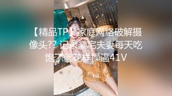 全景厕拍第二位抽电子烟的美女啦 体验逍遥快乐的感觉