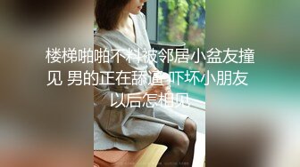  短发美少妇镜头前搔首弄姿黑丝长腿，趴下卖力交超大道具卖力深插