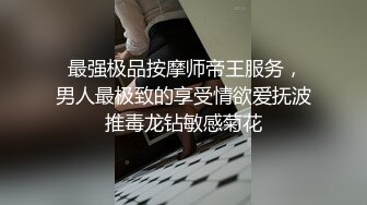 可爱萌妹子高价收费房自慰，伸进内裤揉穴，双指扣逼水声哗哗