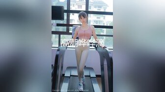 【新片速遞 】 大胆牛人《游泳场简易更衣室偷拍》❤️ 爬上房顶偷拍女泳客更衣淋浴