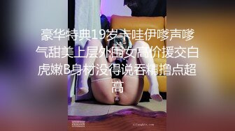  很OK的小女人全程露脸撩骚狼友，听指挥去玩弄哥哥的大鸡巴，冲洗干净舔鸡巴舔蛋