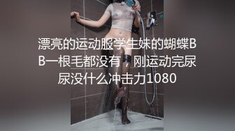 【新片速遞】呆萌嫩妹妹！独自一人自慰秀！情趣内衣假屌口交，掰开紧致小穴，抽插表情很爽的样子