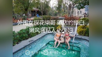 丰满身材大奶少妇沙发啪啪口交翘起屁股后入猛操晃动奶子