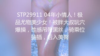 小胖男的性福女友：躲啥呀，舌头交织，香吻浓密。  可爱女仆：蹭一下再进来。