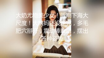 长发及腰眼镜妹妹外表甜美苗条，拿出假屌磨蹭骚逼，快速抽插流白浆