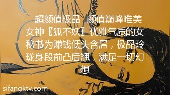 背上纹身少妇沙发上啪啪，后入骑坐抱起来大力抽插猛操